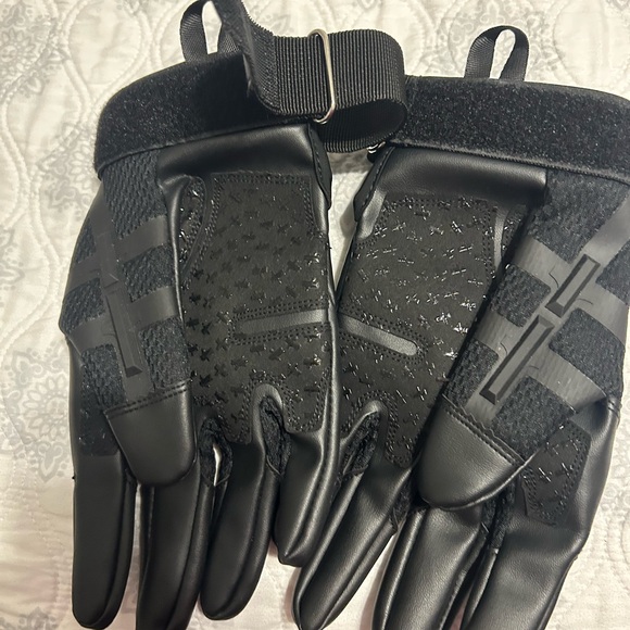 Black Tactical Gloves with Hard Knuckle Protection and Velcro Closure - Picture 4 of 5